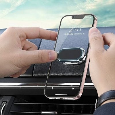 un-homme-place-le-telephone-sur-le-support-magnétique-pour-voiture