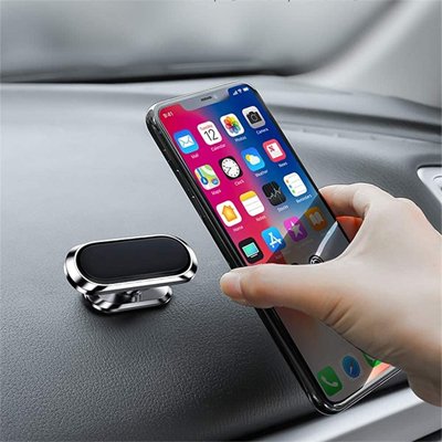 un-homme-place-le-telephone-sur-le-support-magnétique-pour-voiture